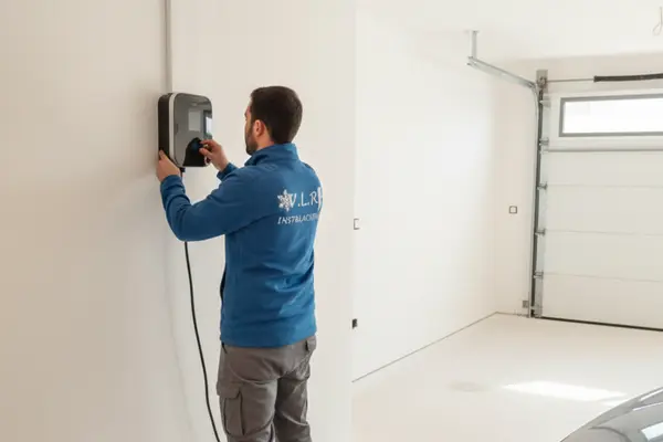 Técnico de VLR Instalaciones instalando un cargador de coche eléctrico en un garaje