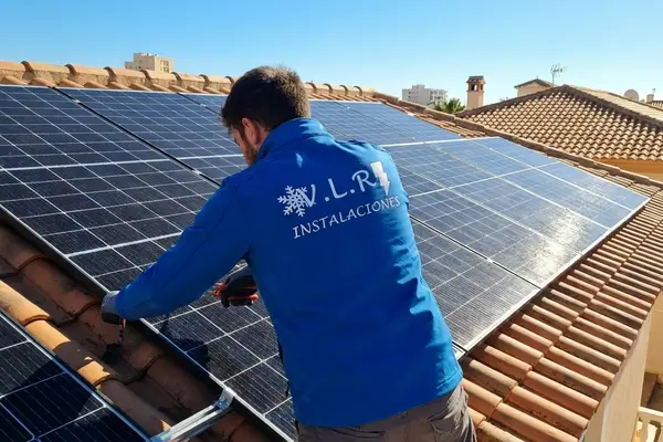 Electricista de VLR Instalaciones instalando placas solares en el tejado de una vivienda en Málaga