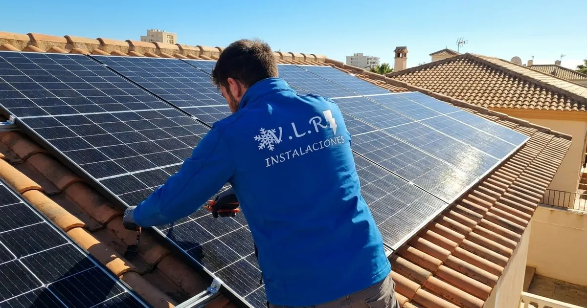 VLR Instalaciones electrician installing solar panels on a rooftop in Málaga