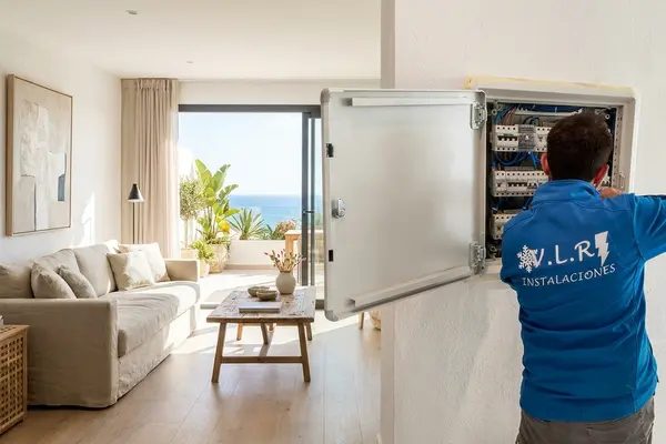 Electricista de VLR Instalaciones revisando el cuadro eléctrico de una vivienda turística en Málaga