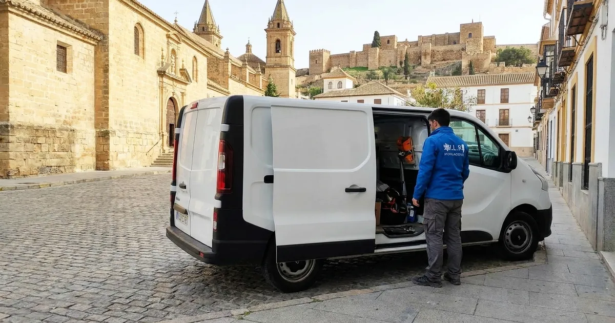 Electricista de VLR Instalaciones con la furgoneta, atendiendo en Antequera