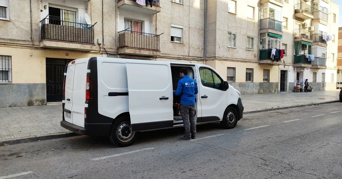 Electricista de VLR Instalaciones con la furgoneta, atendiendo en Bailén-Miraflores