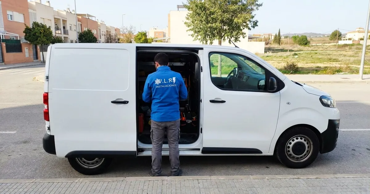 VLR Instalaciones electrician with the company van, serving Campanillas