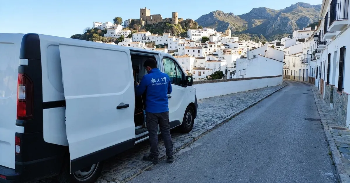 VLR Instalaciones electrician with the company van, serving Casares
