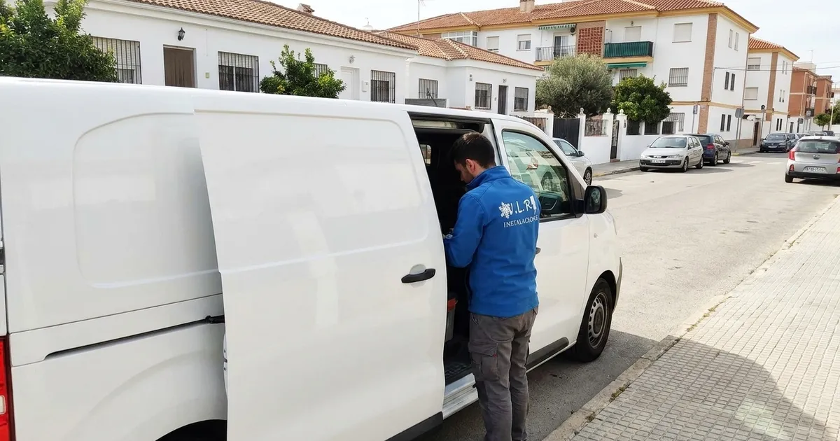 VLR Instalaciones electrician with the company van, serving Ciudad Jardín