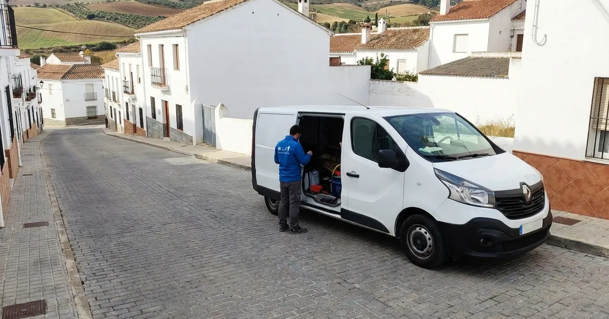 VLR Instalaciones electrician with the company van, serving Coín