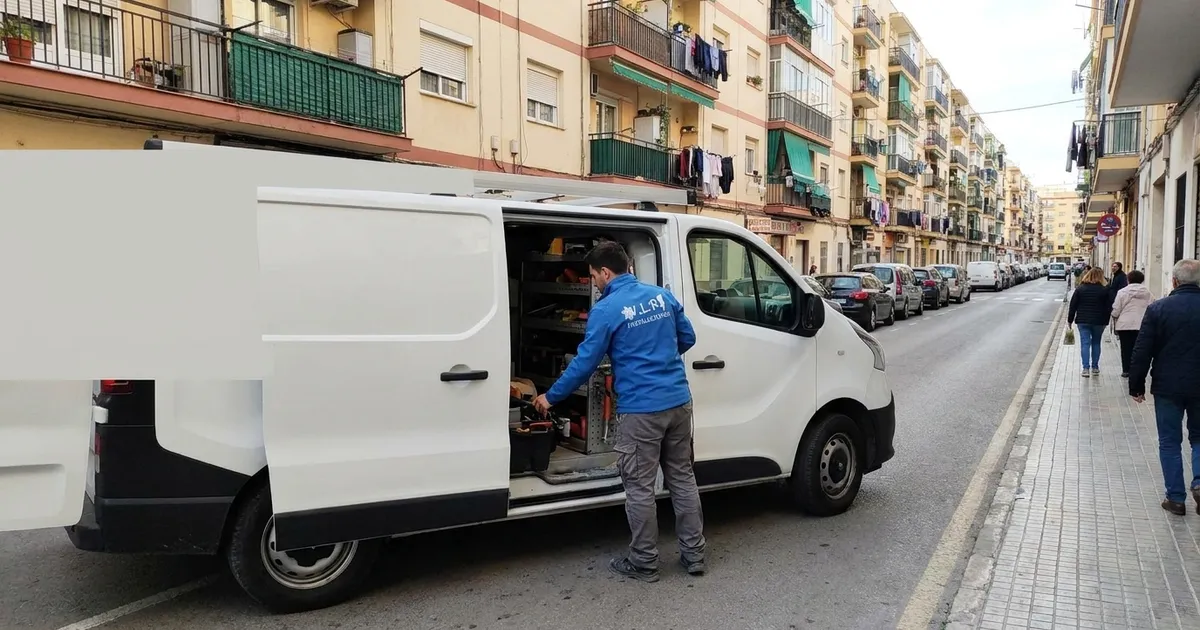 Electricista de VLR Instalaciones con la furgoneta, atendiendo en Cruz de Humilladero