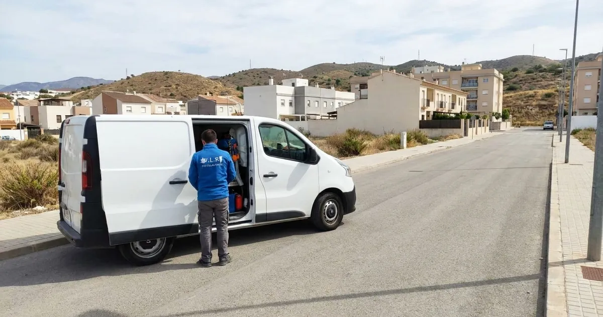 Electricista de VLR Instalaciones con la furgoneta, atendiendo en Puerto de la Torre